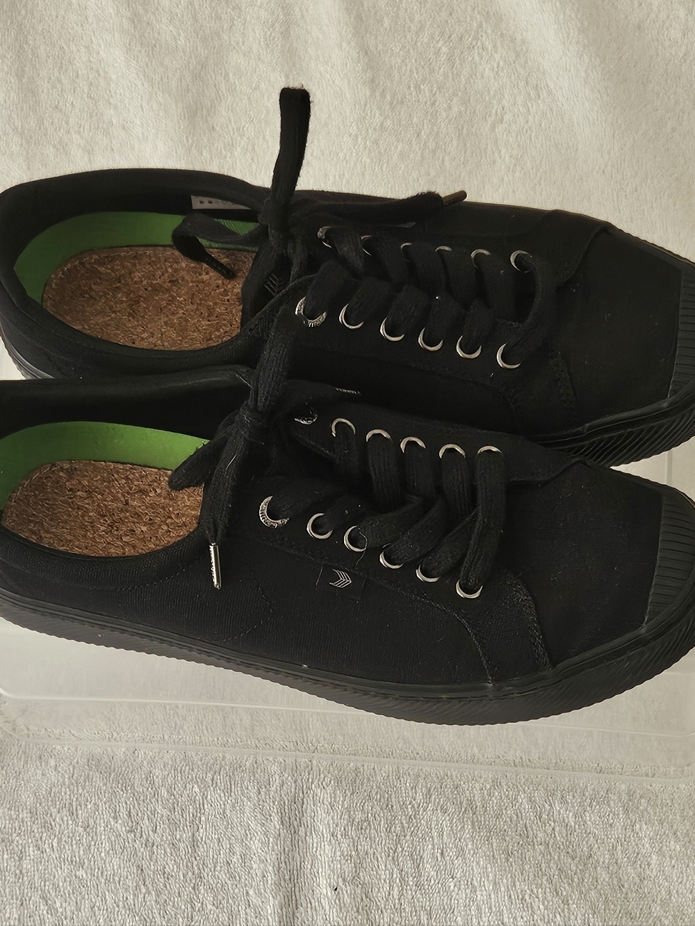 Cariuma sneakers, size 11 Womans Black Canvas
